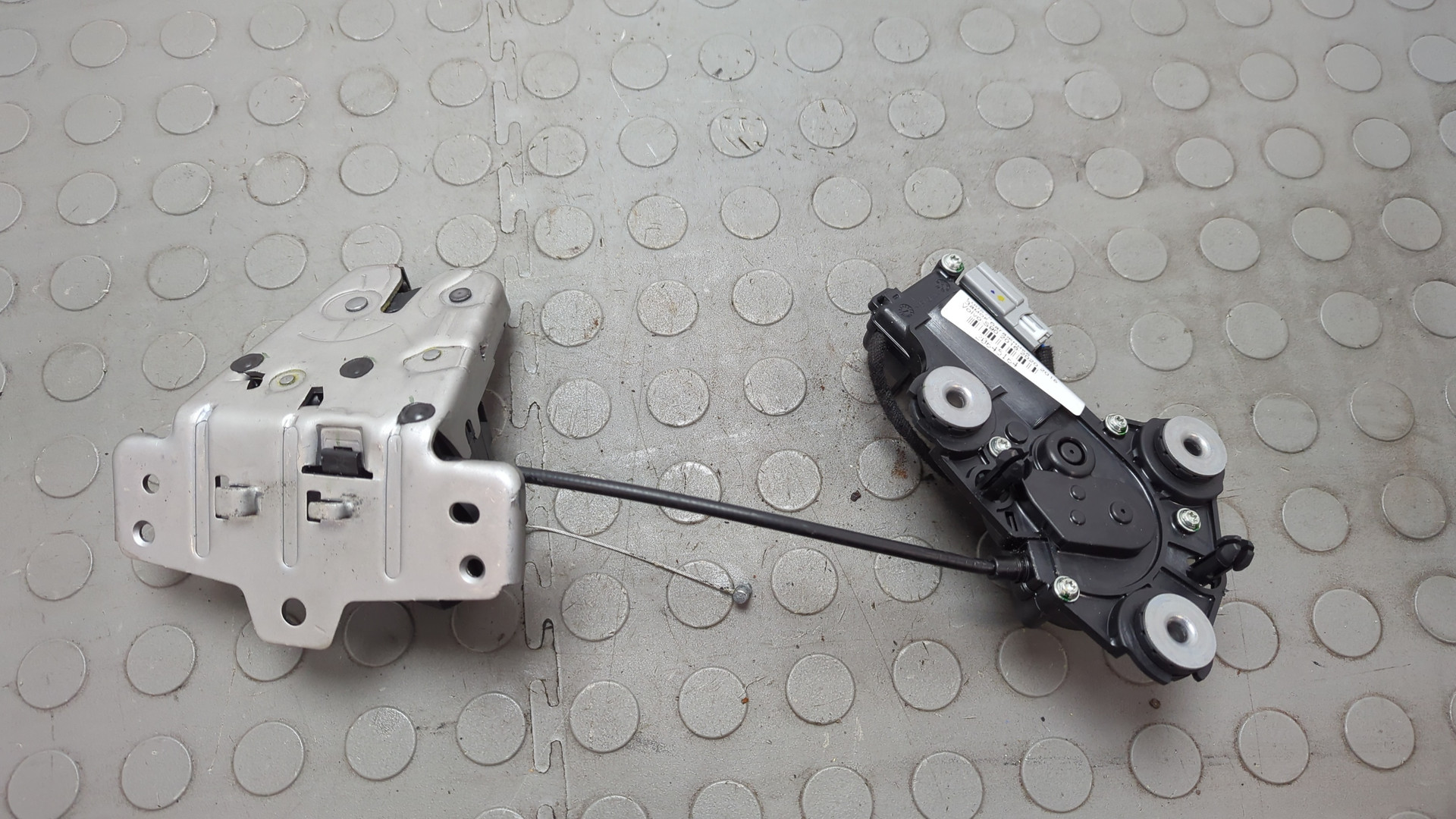 Замок багажника