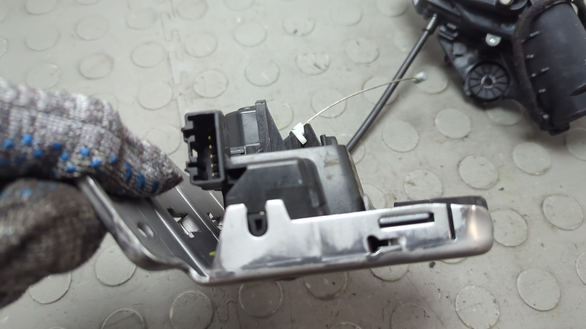 Замок багажника