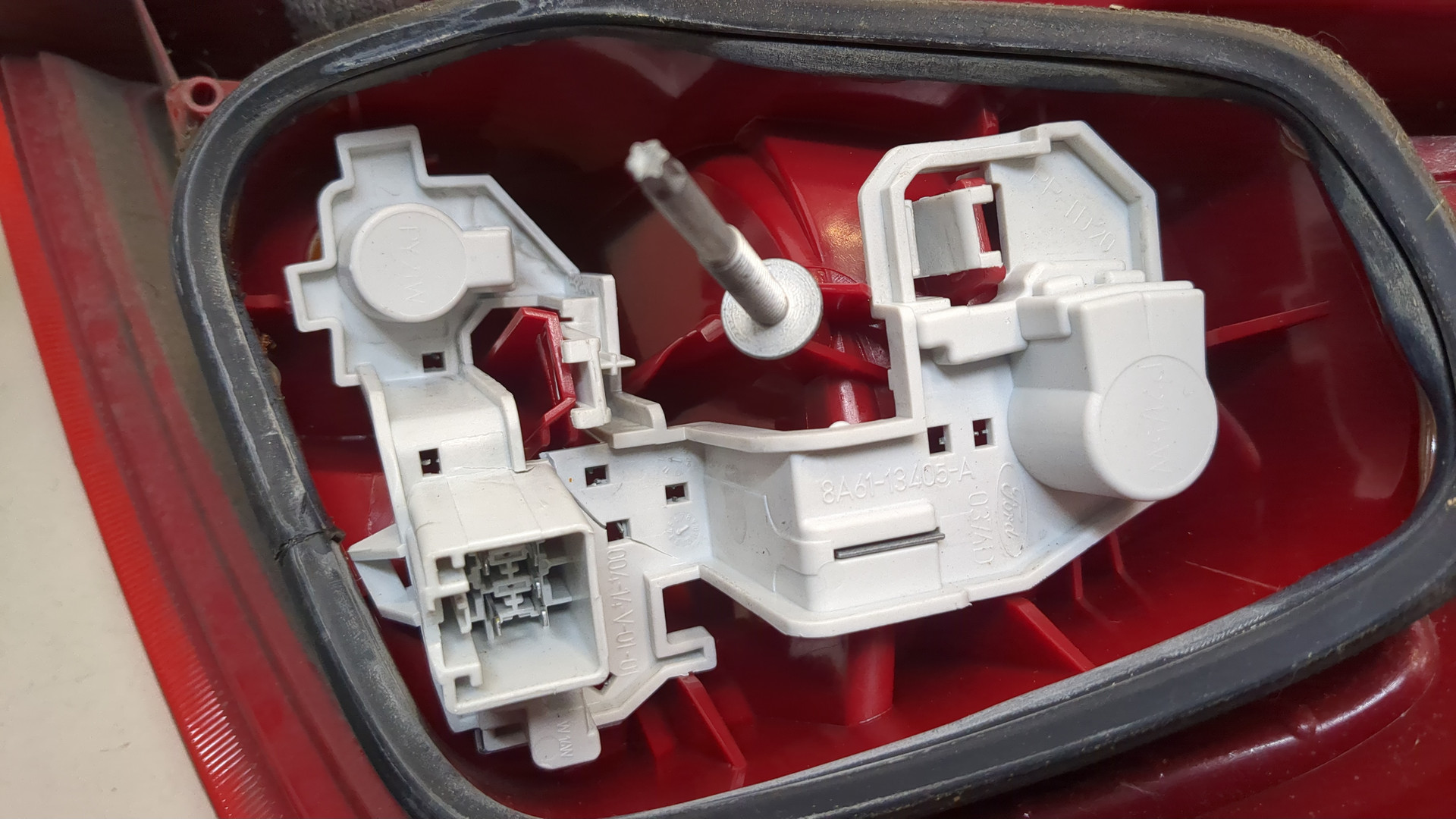 Фонарь задний левый