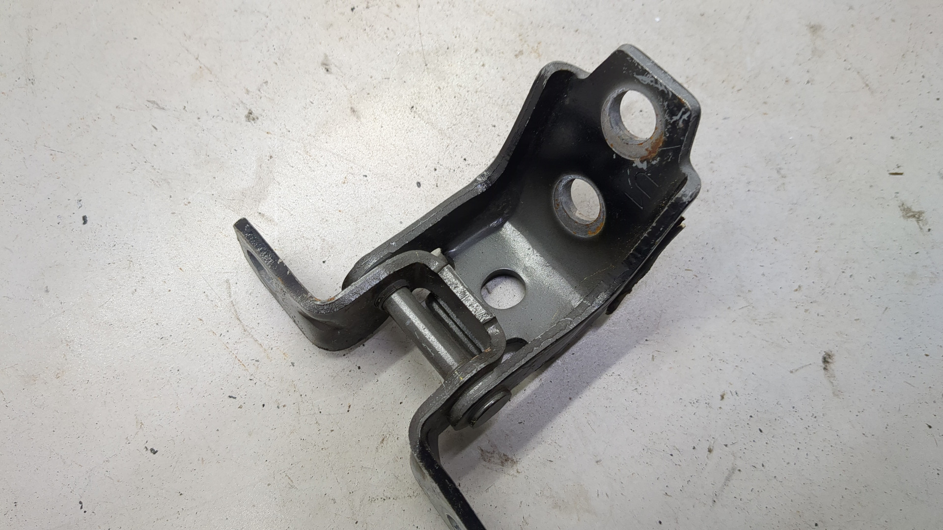 Петля двери