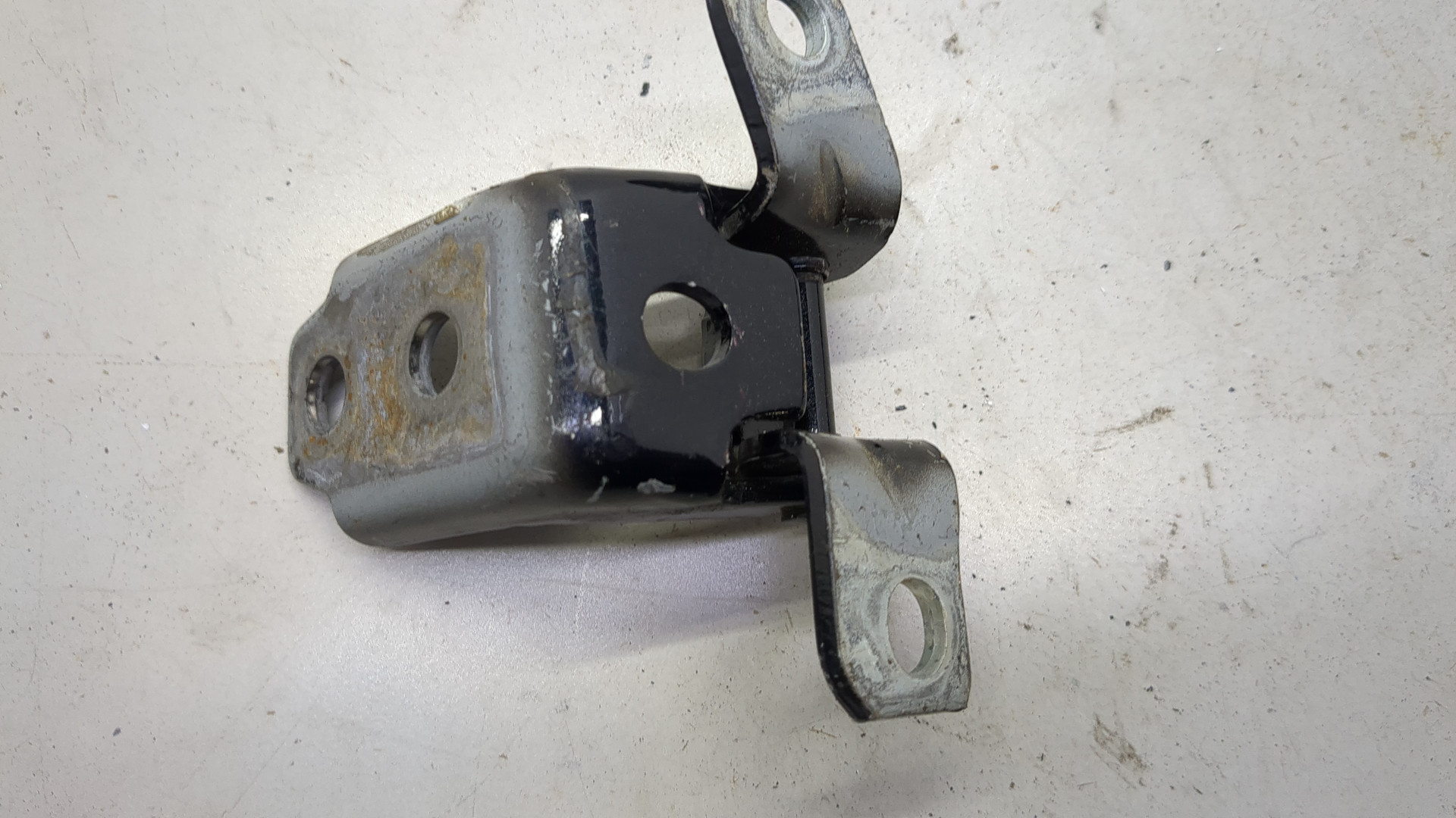 Петля двери