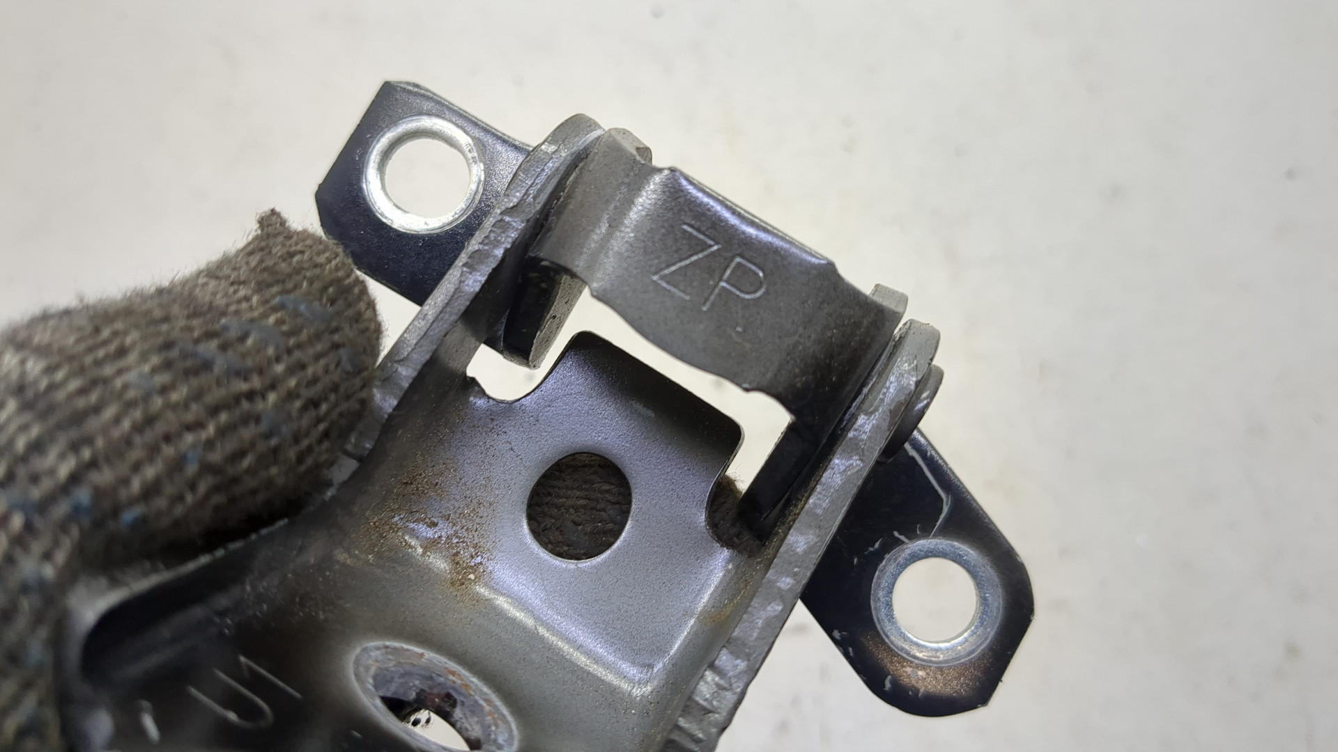 Петля двери