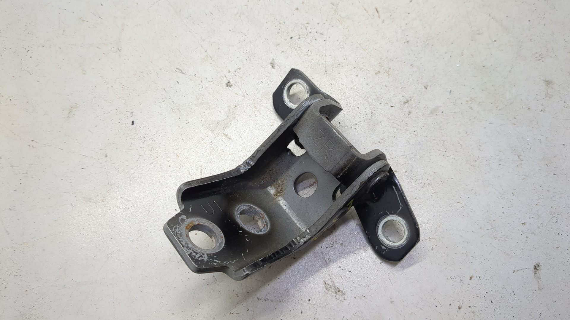 Петля двери