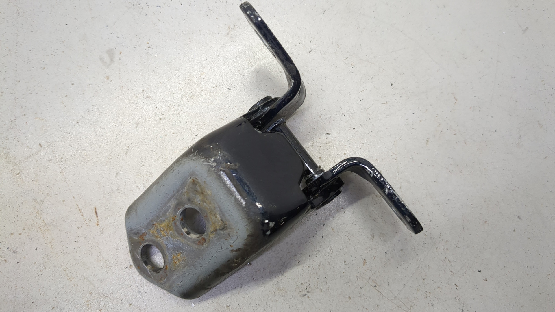 Петля двери