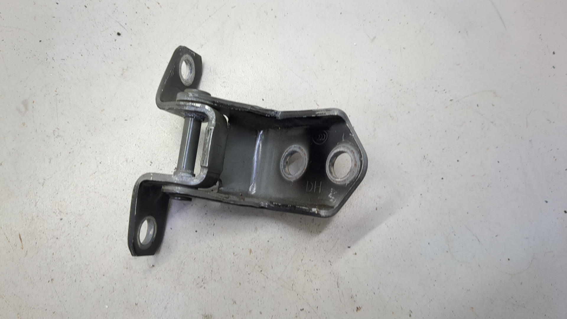 Петля двери