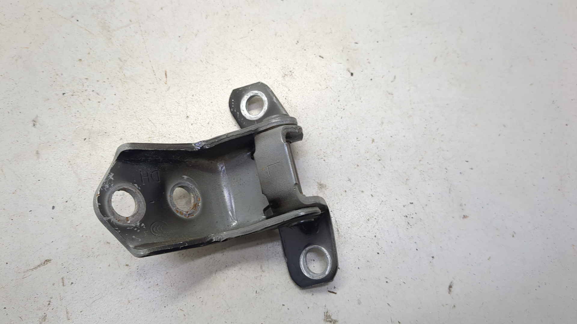 Петля двери