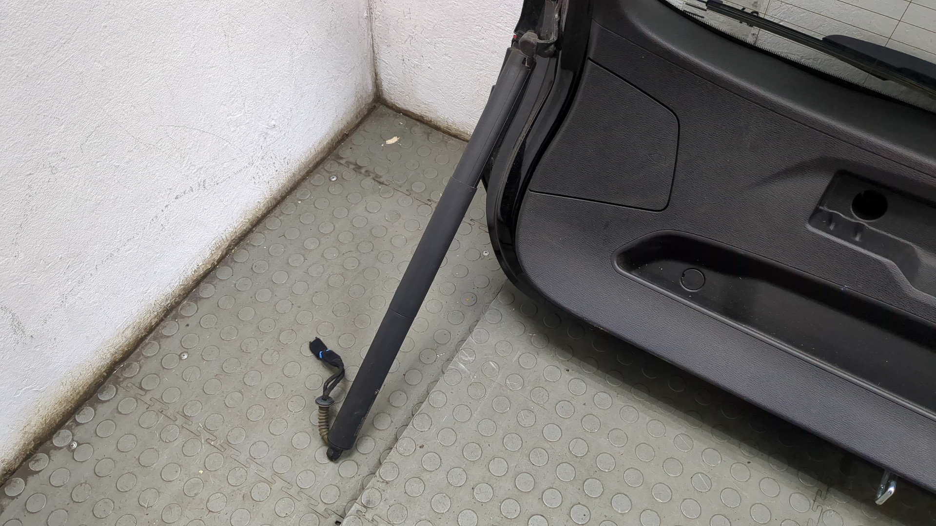 Дверь багажника