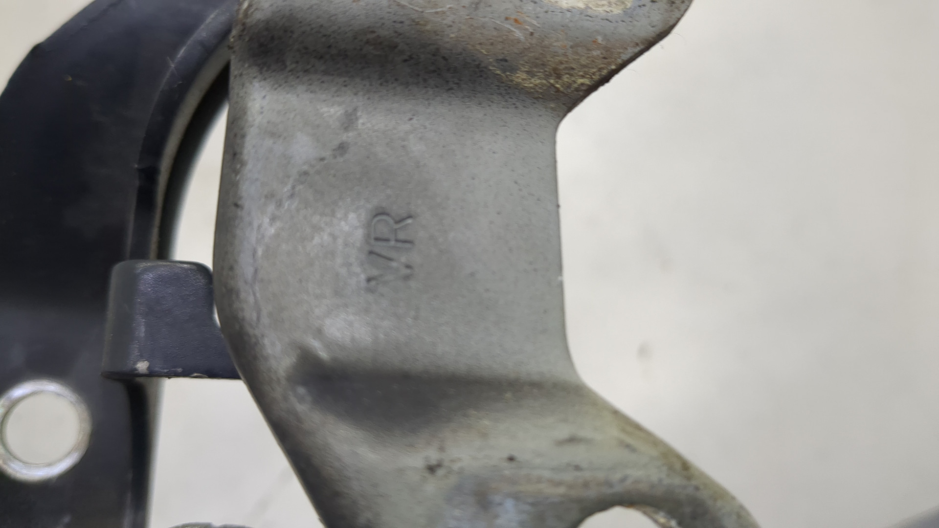 Петля капота правая