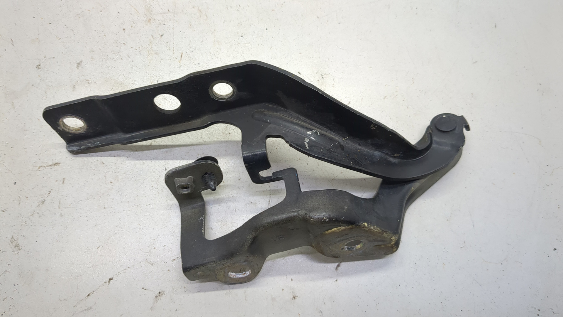 Петля капота правая