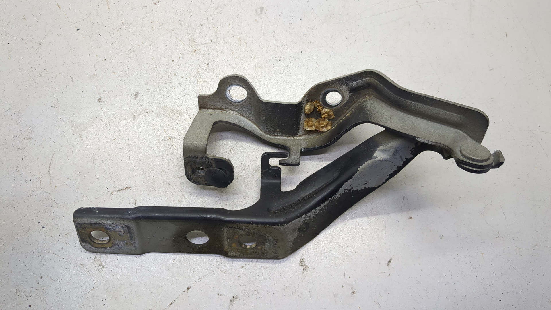 Петля капота правая