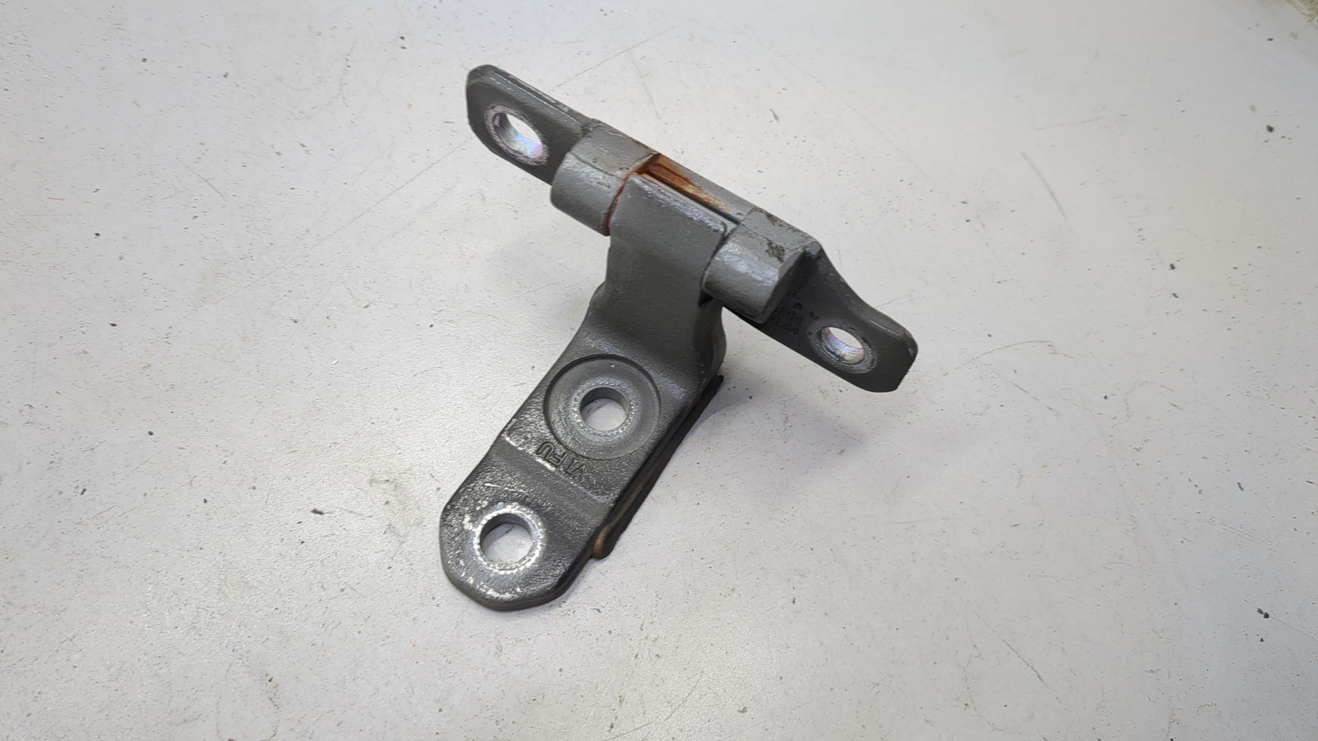 Петля двери