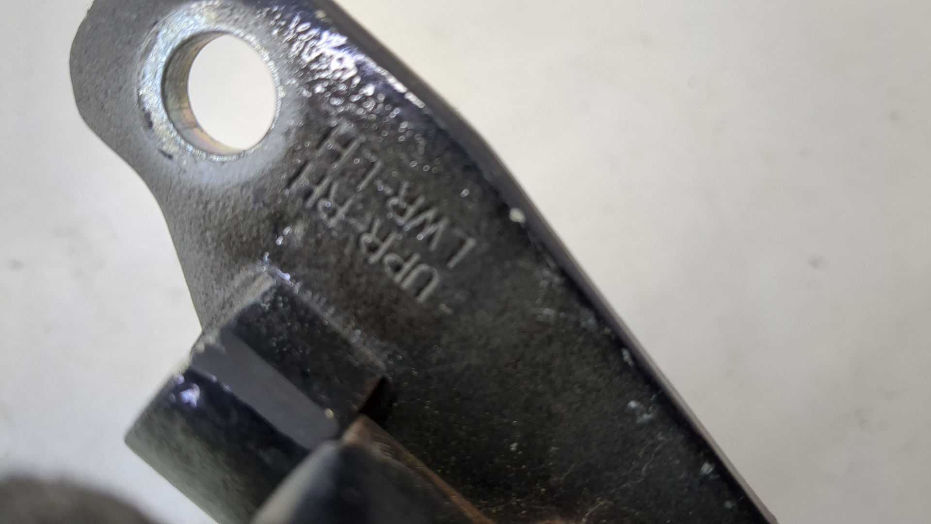 Петля двери