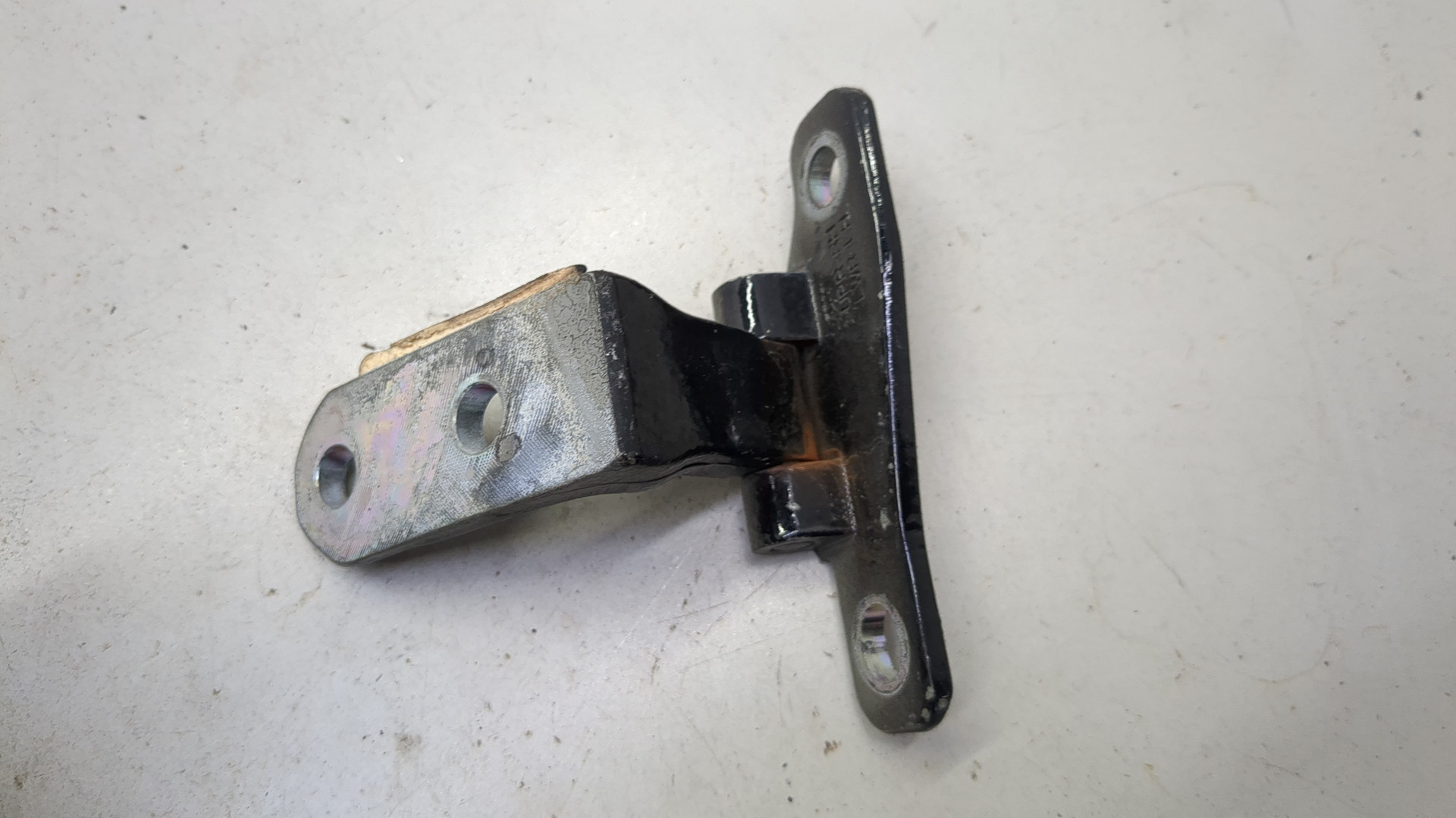 Петля двери