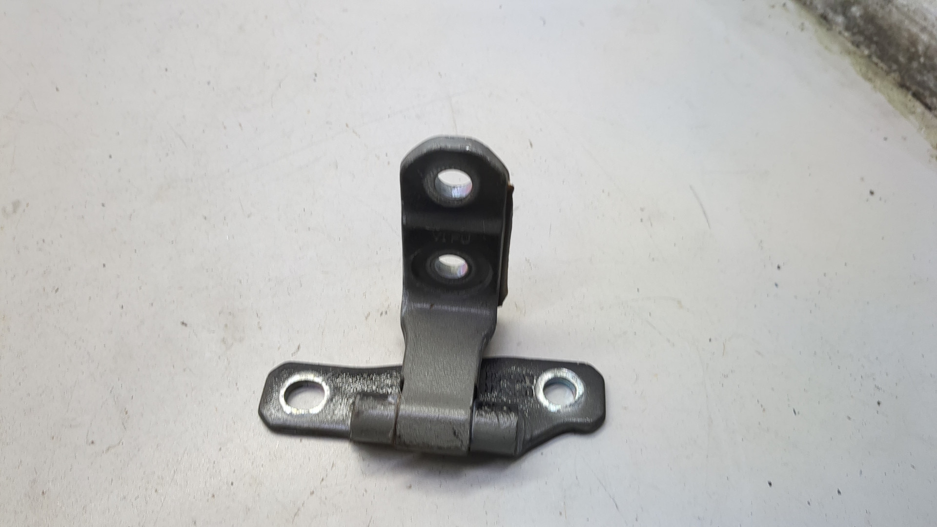 Петля двери