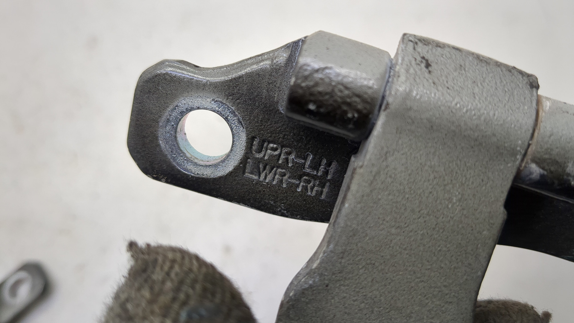 Петля двери