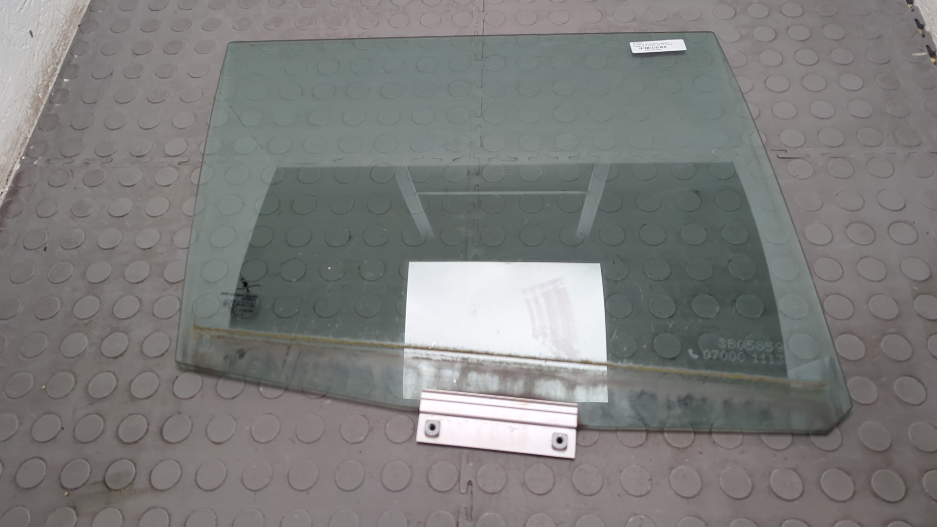 Стекло двери задней правой