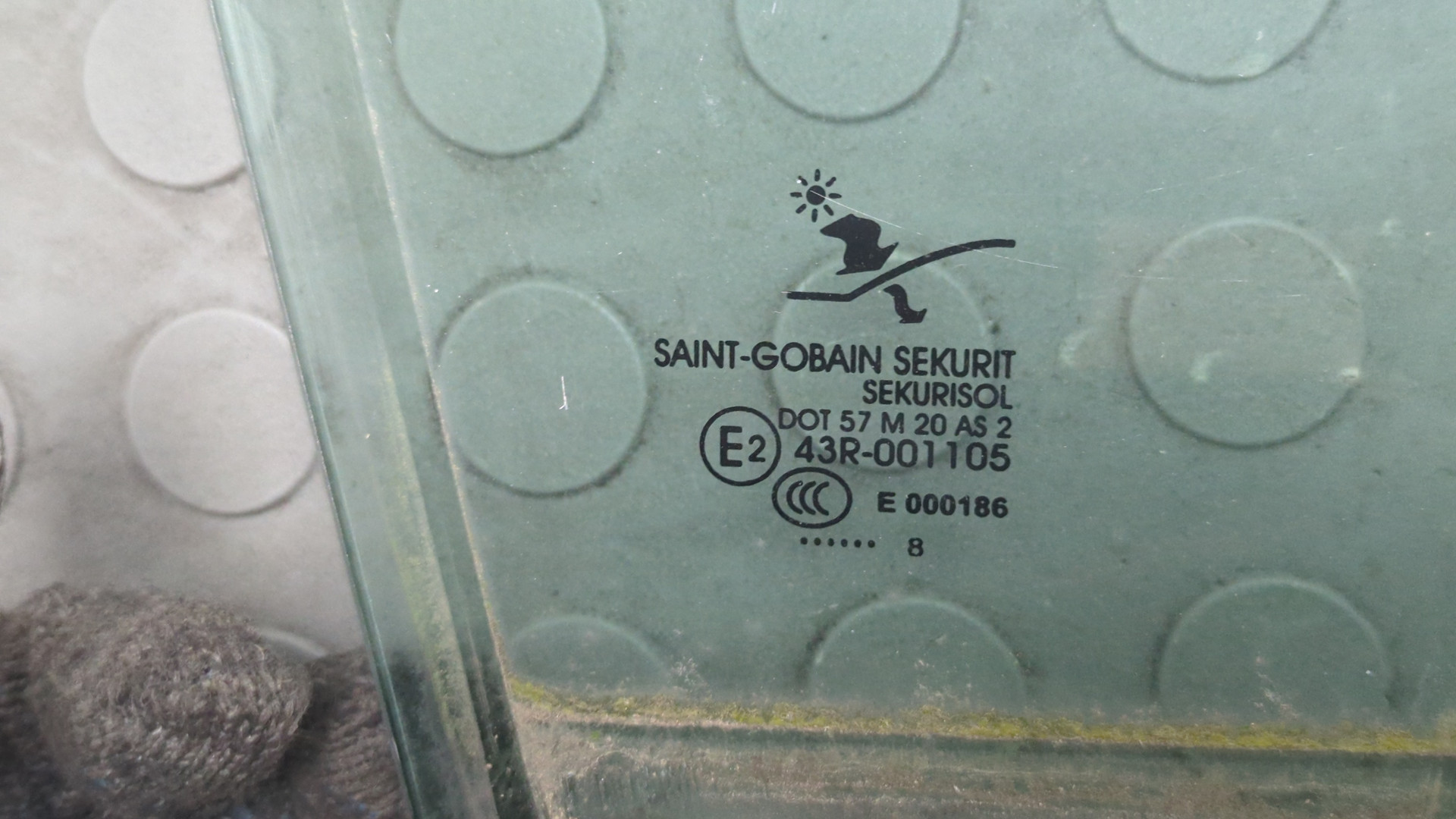 Стекло двери задней правой