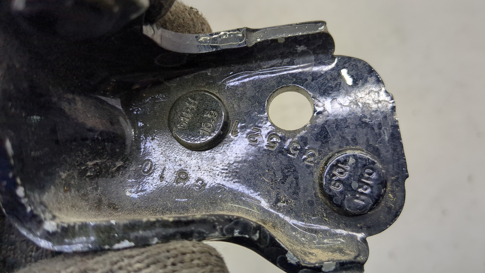 Петля двери