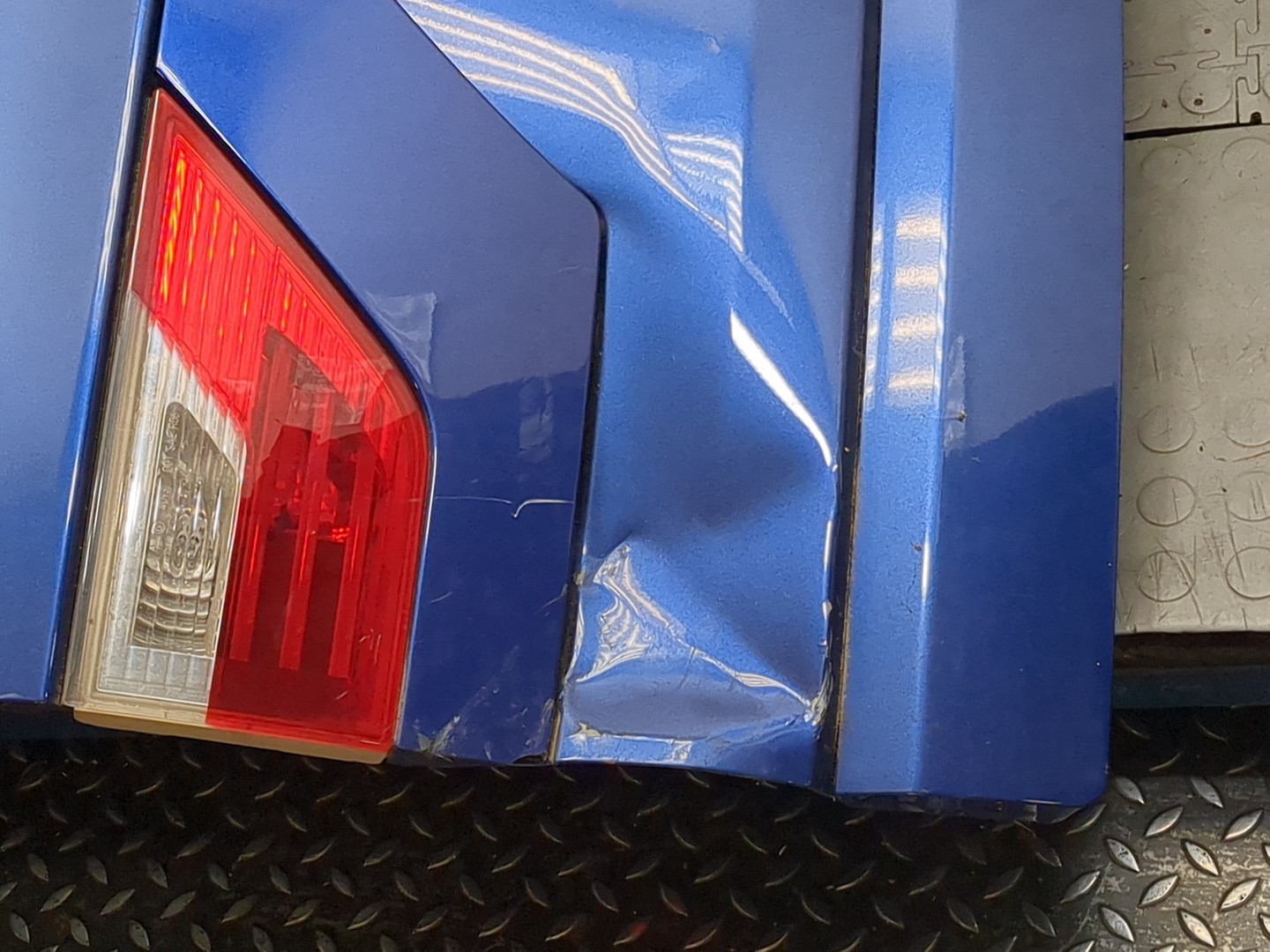 Дверь багажника