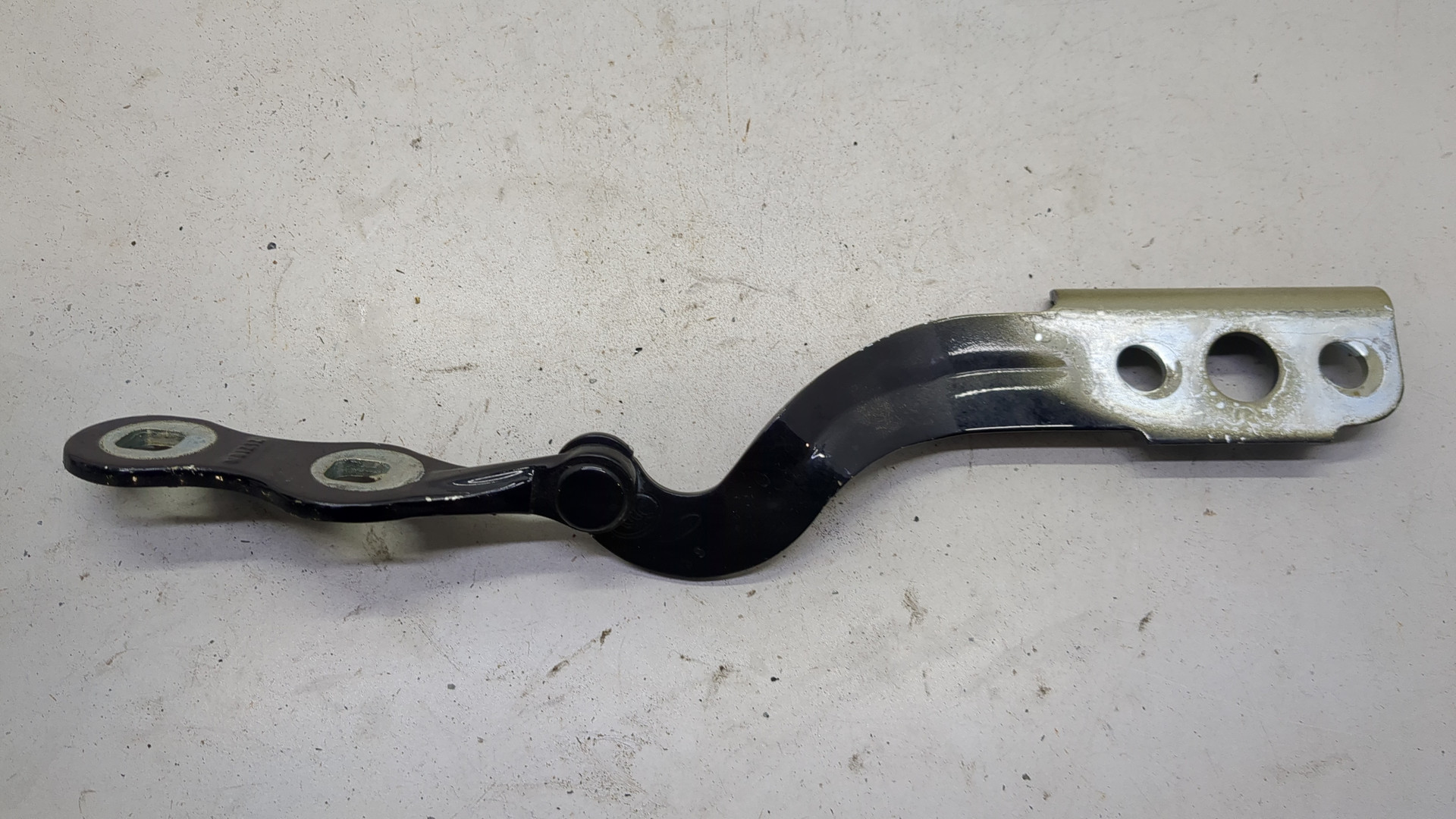 Петля крышки багажника