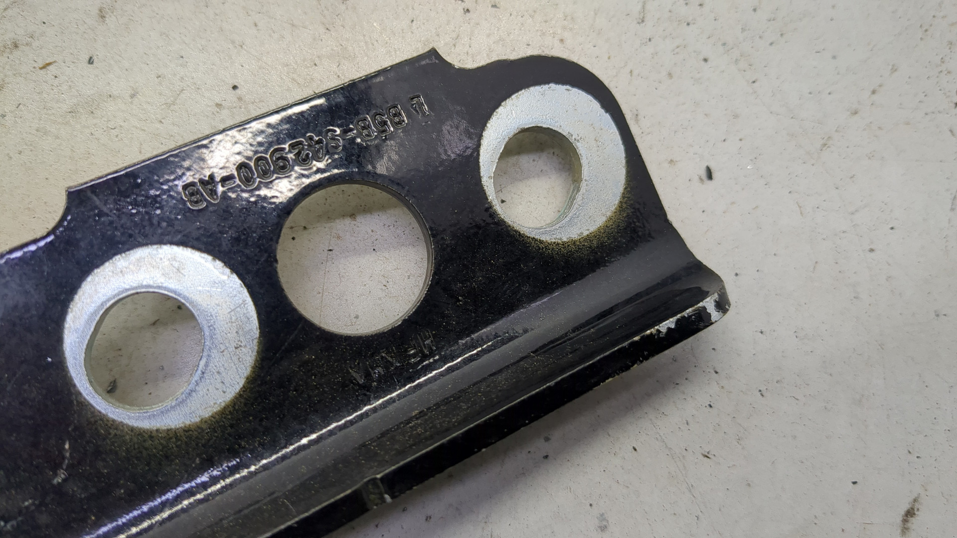 Петля крышки багажника