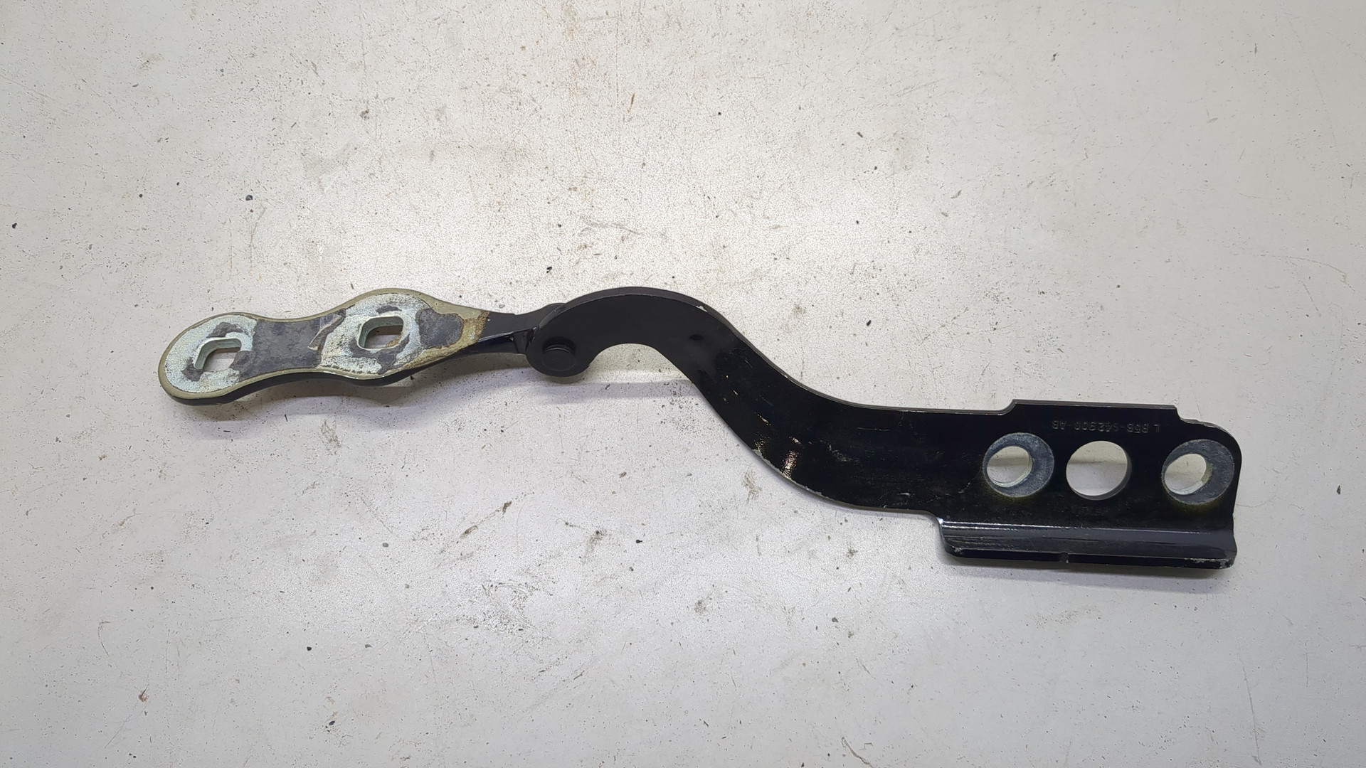 Петля крышки багажника