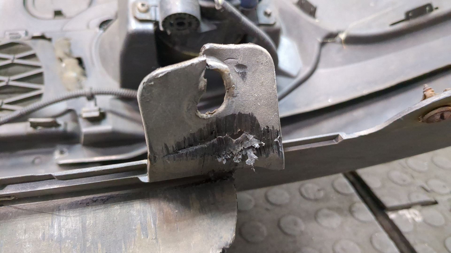 Бампер задний