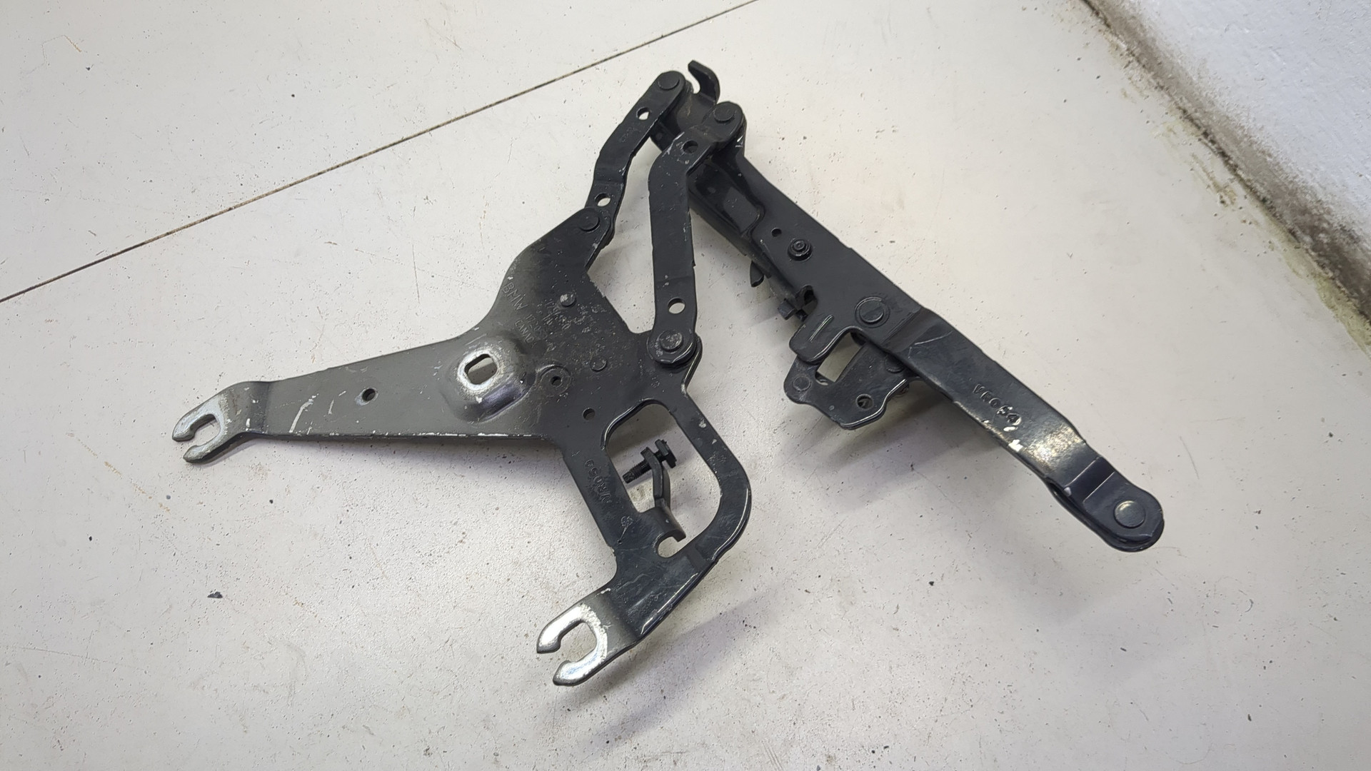 Петля капота левая