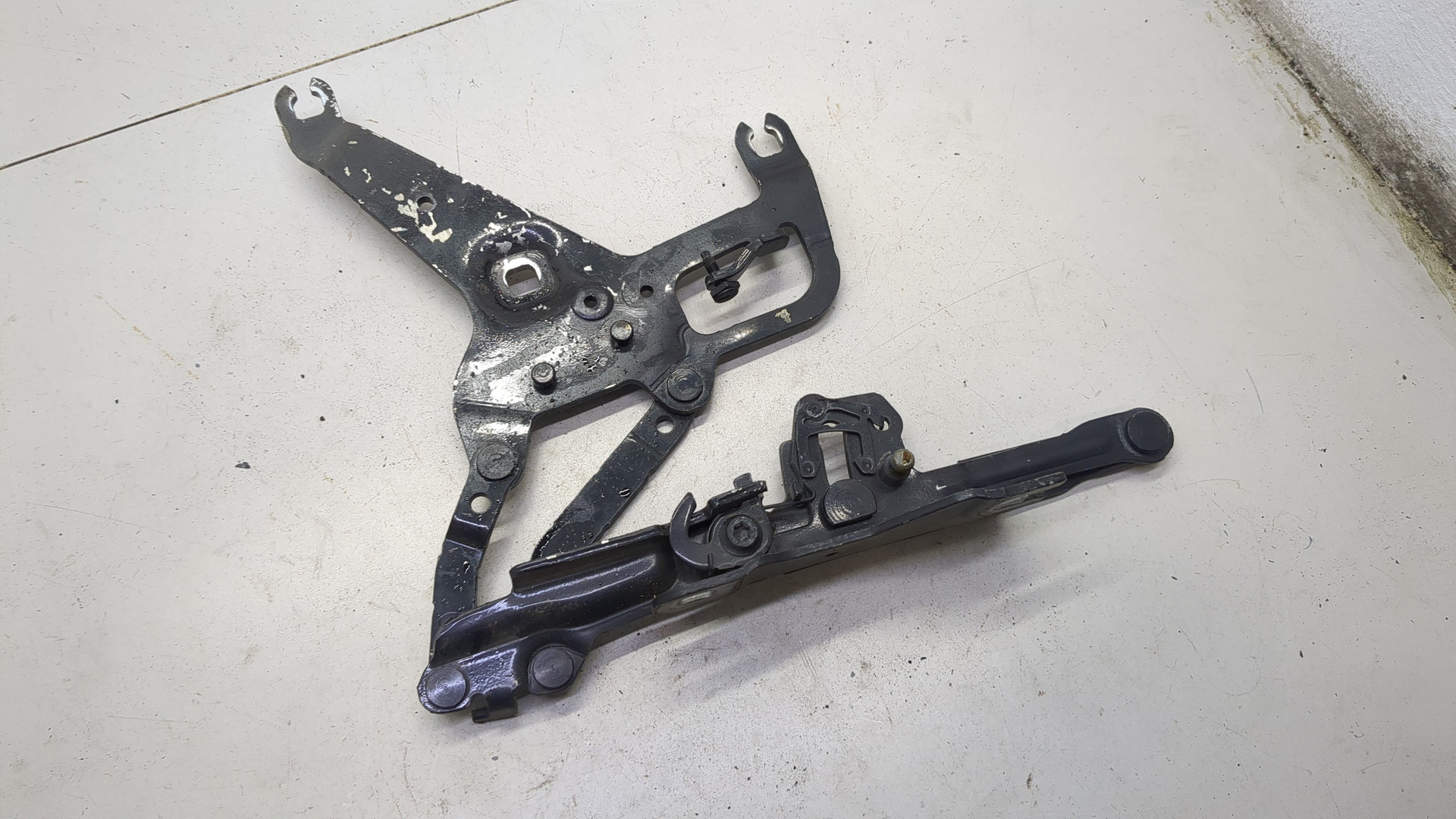 Петля капота левая