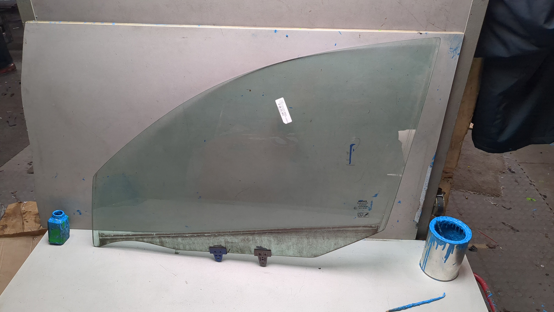 Стекло двери передней левой