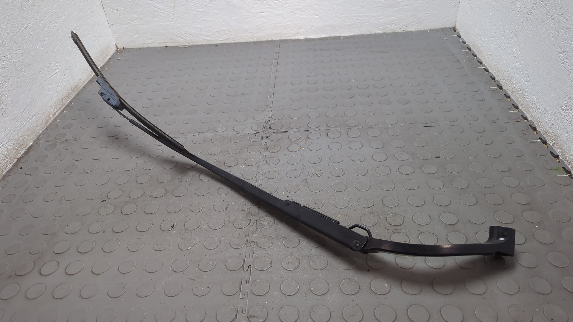 Поводок стеклоочистителя передний правый