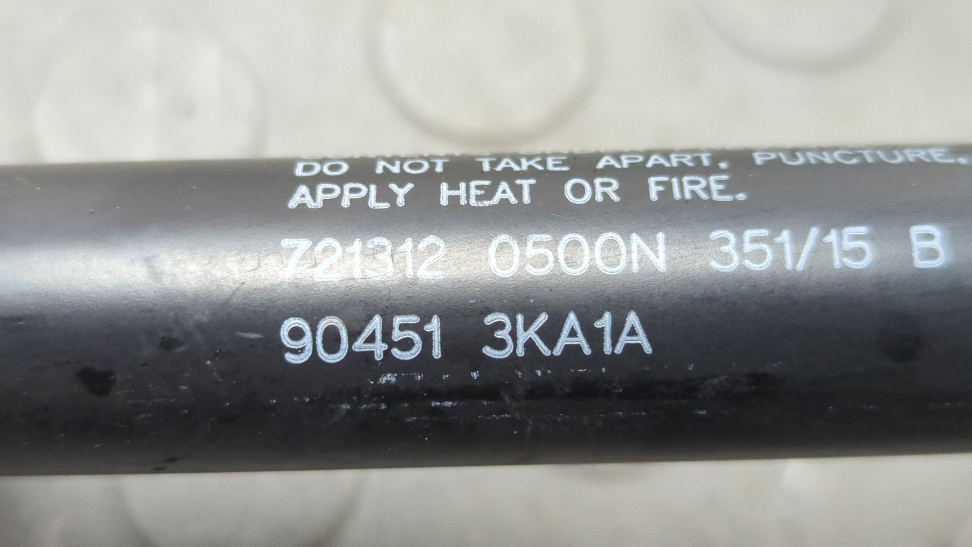 Амортизатор крышки багажника