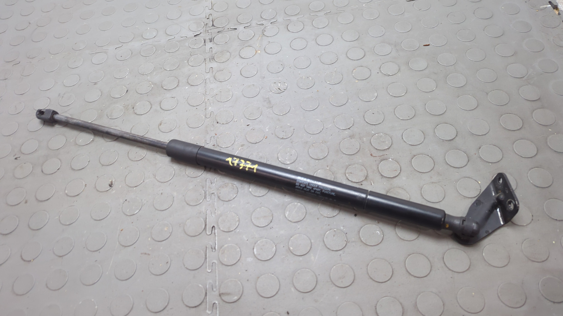 Амортизатор крышки багажника