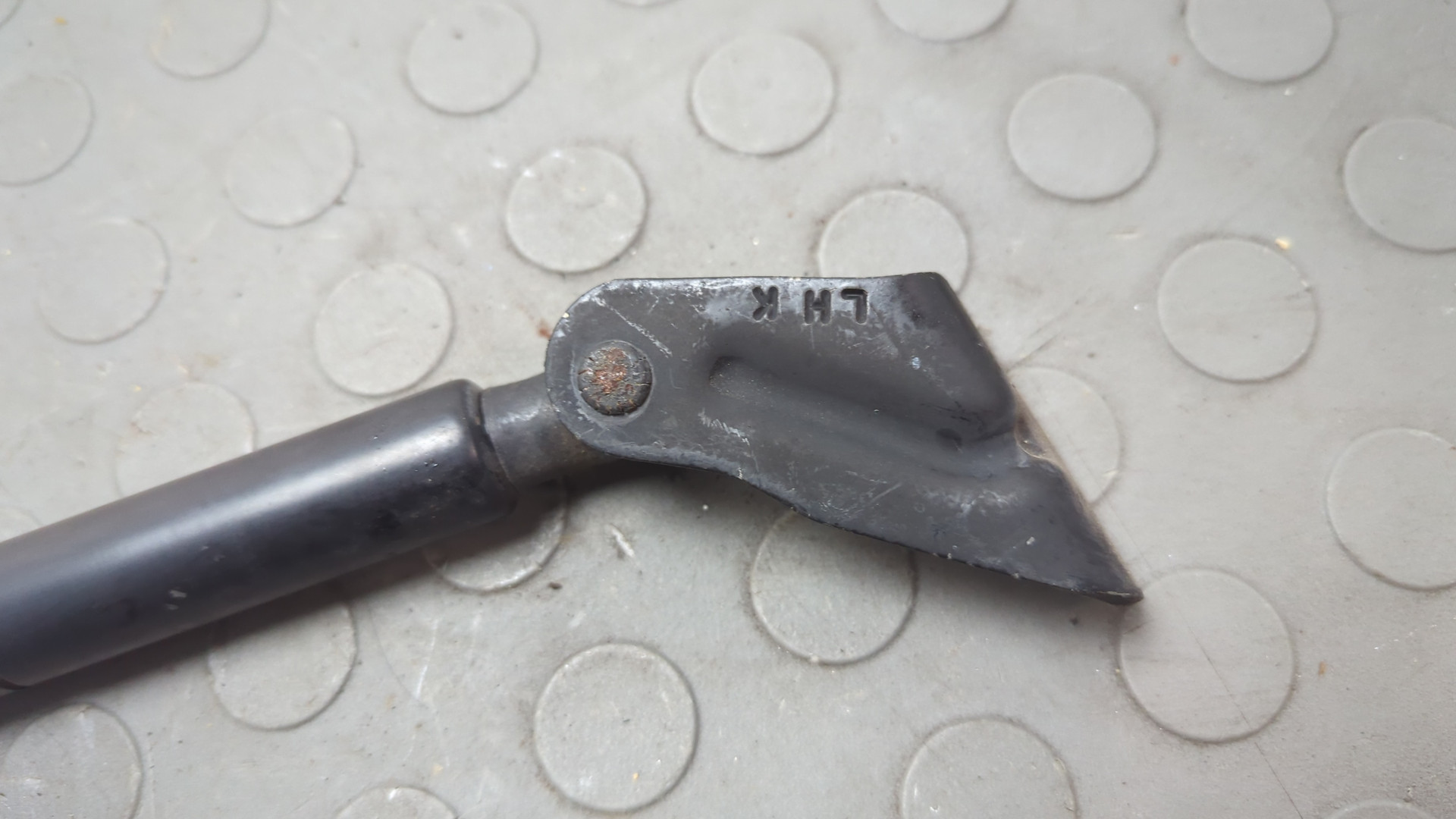 Амортизатор крышки багажника