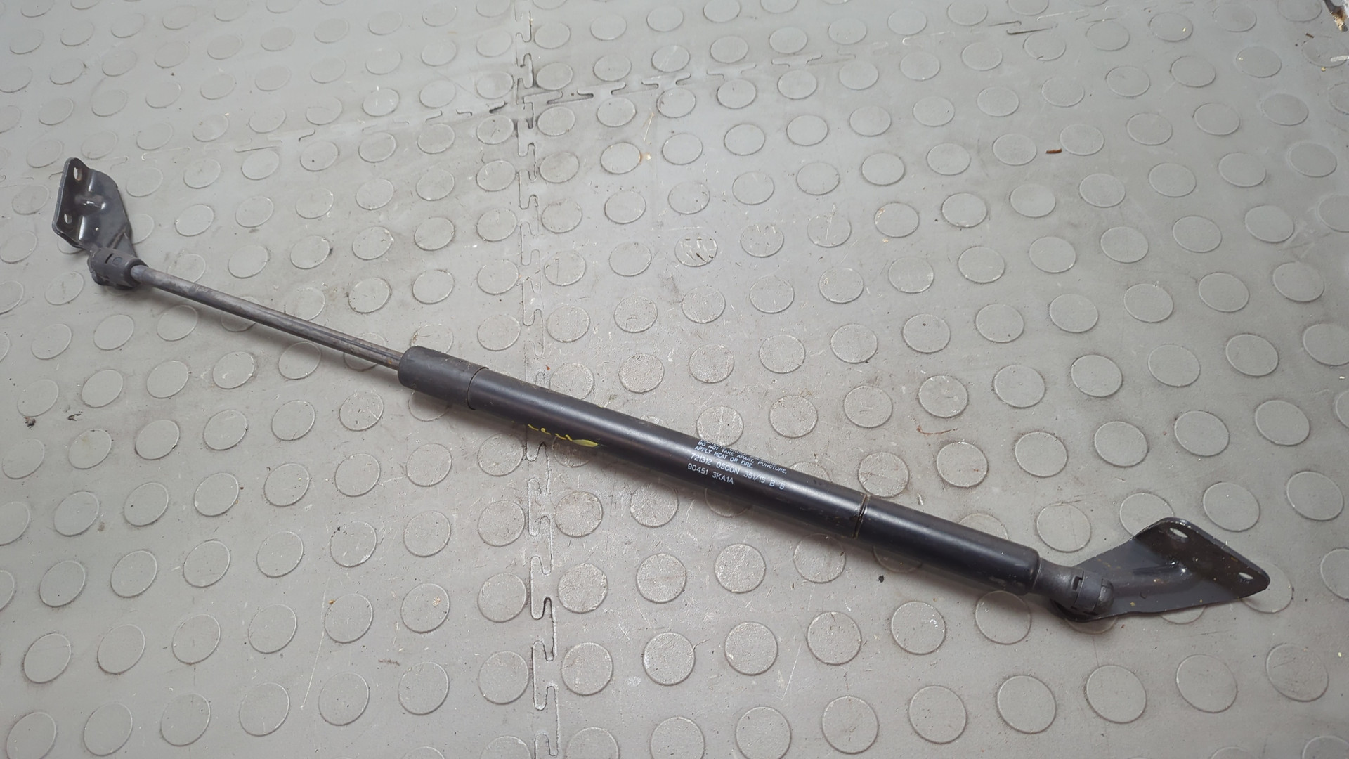 Амортизатор крышки багажника