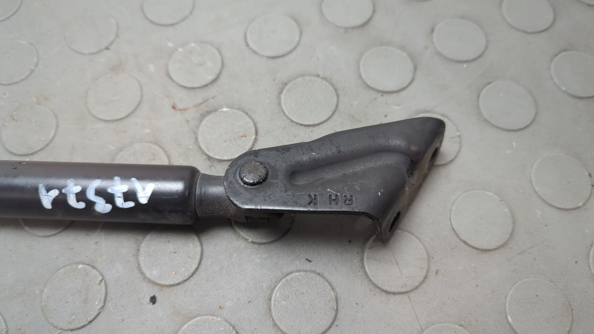 Амортизатор крышки багажника