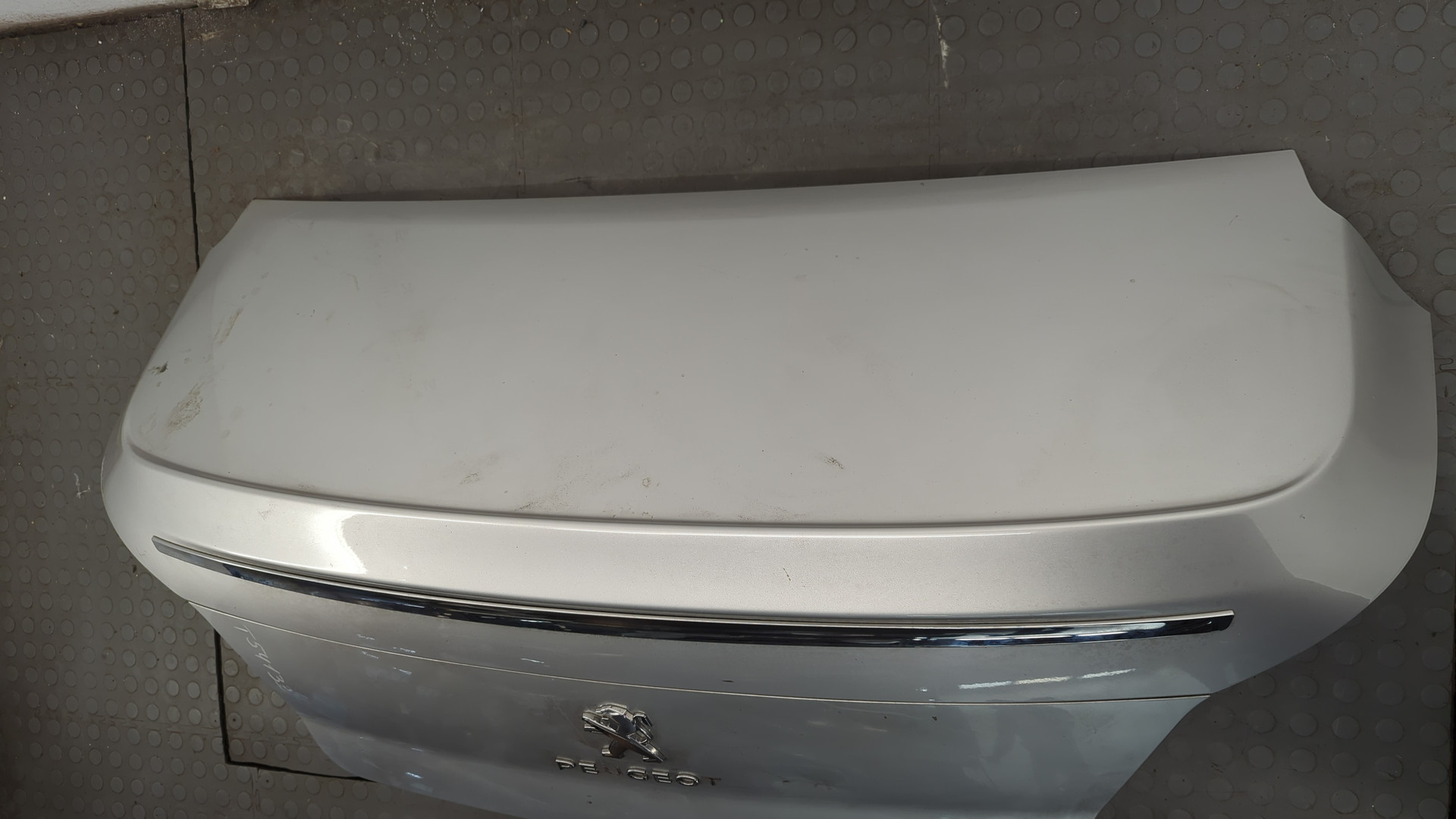 Дверь багажника