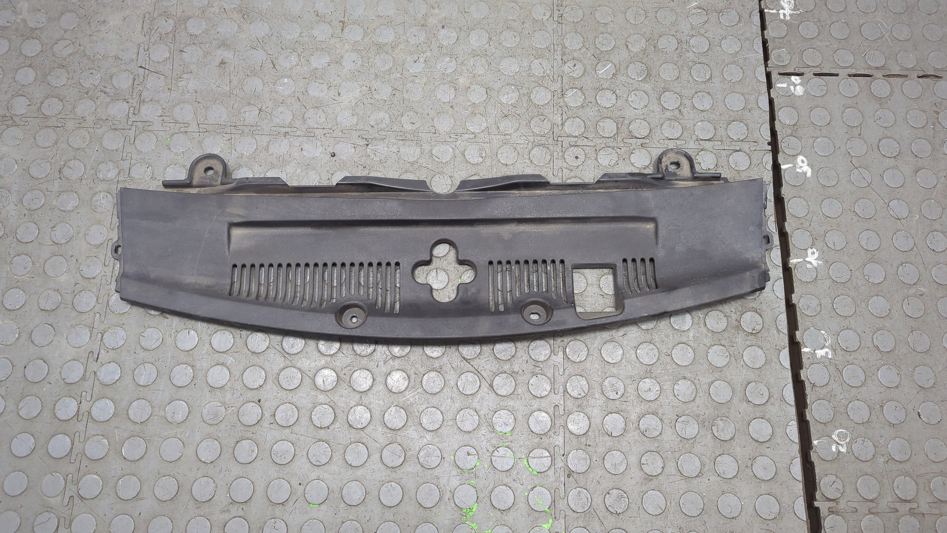 Кожух замка капота