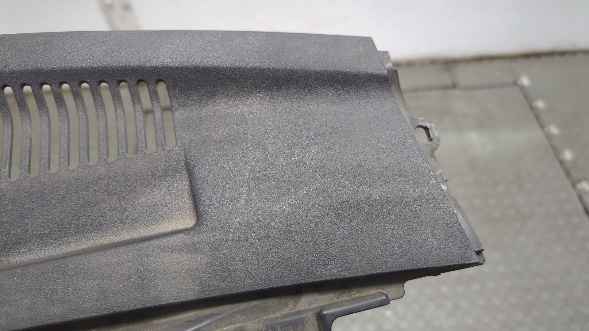 Кожух замка капота