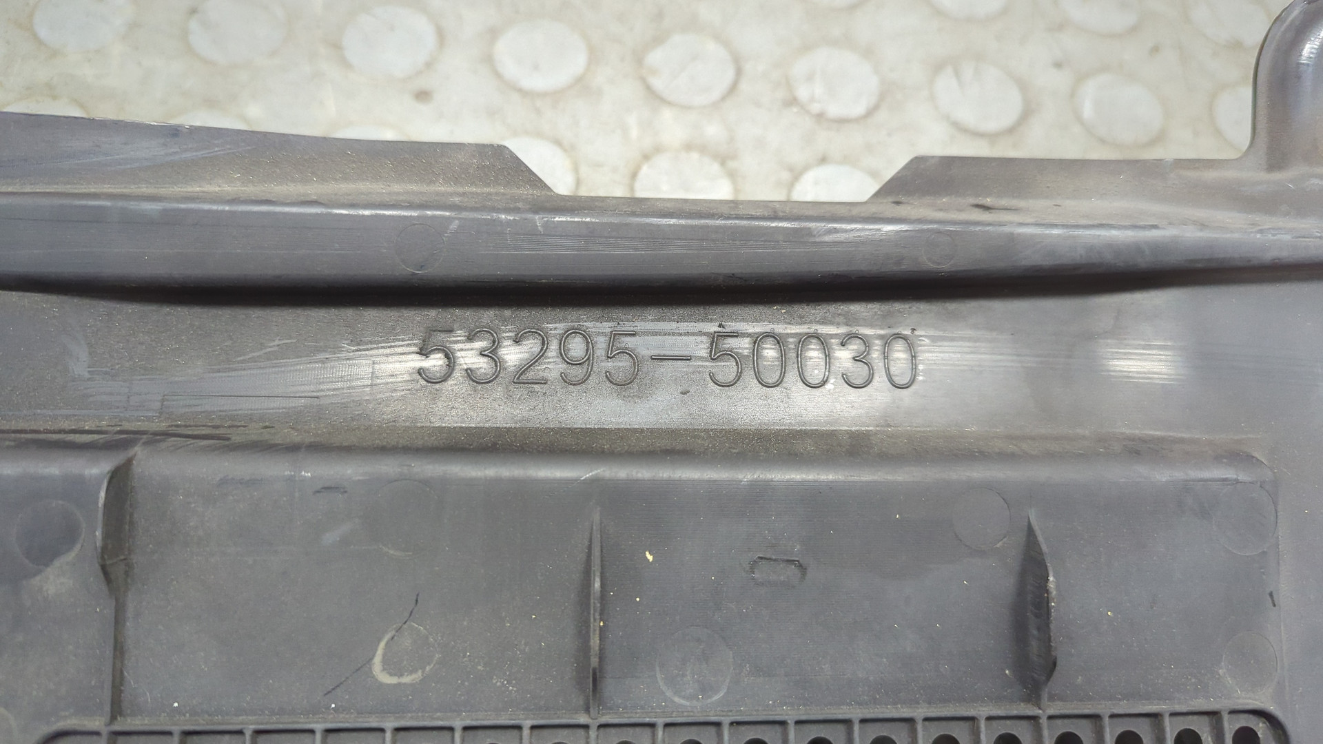 Кожух замка капота