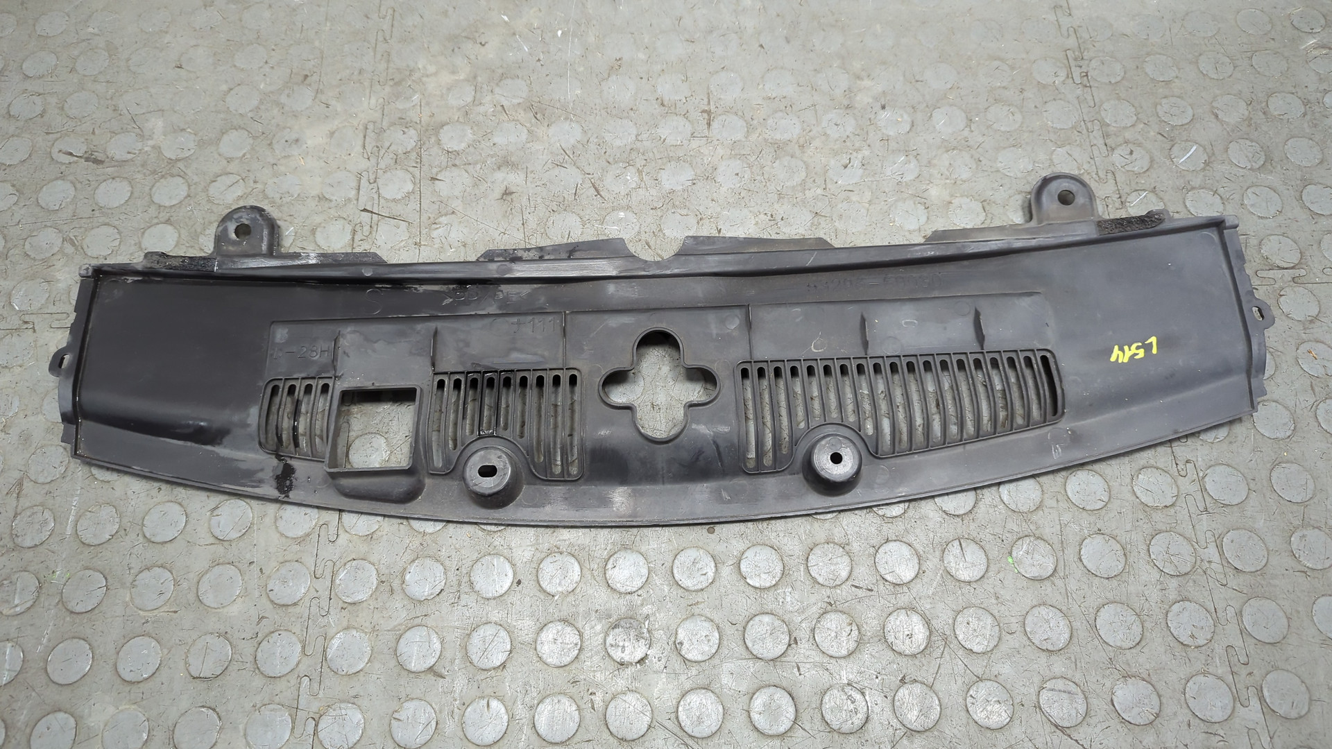 Кожух замка капота