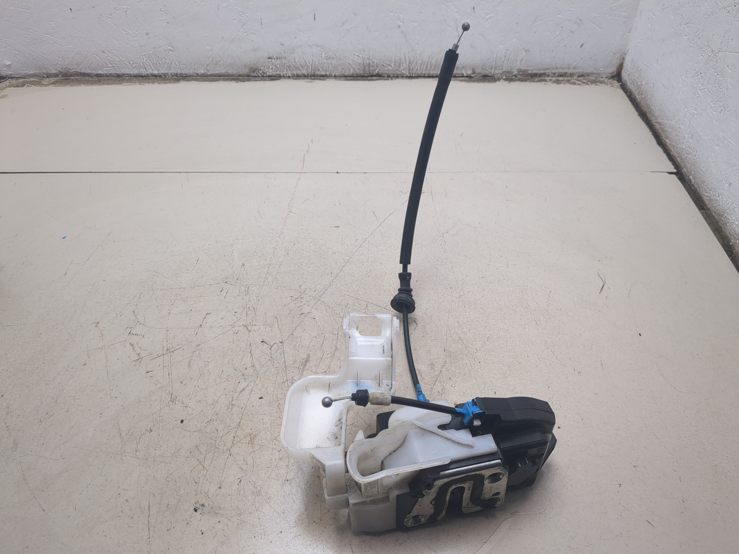 Замок двери передней правой