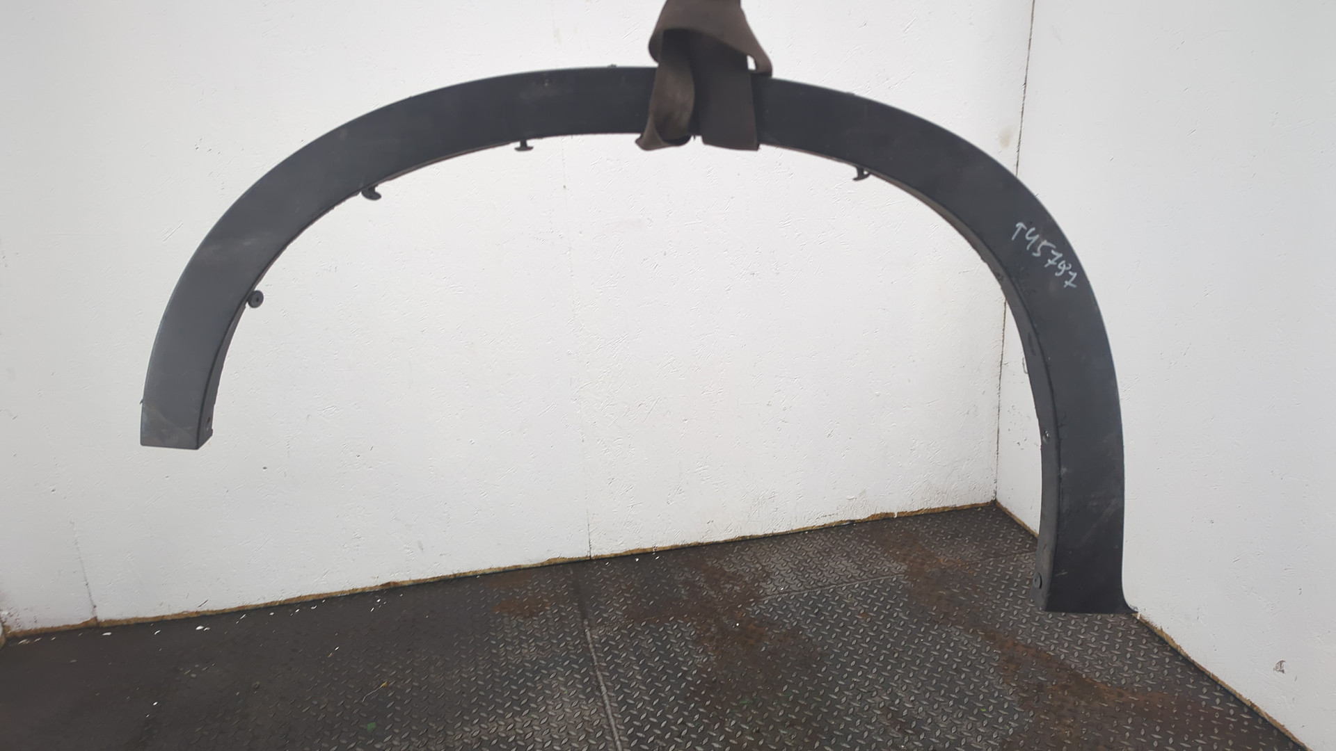 Накладка переднего крыла левого