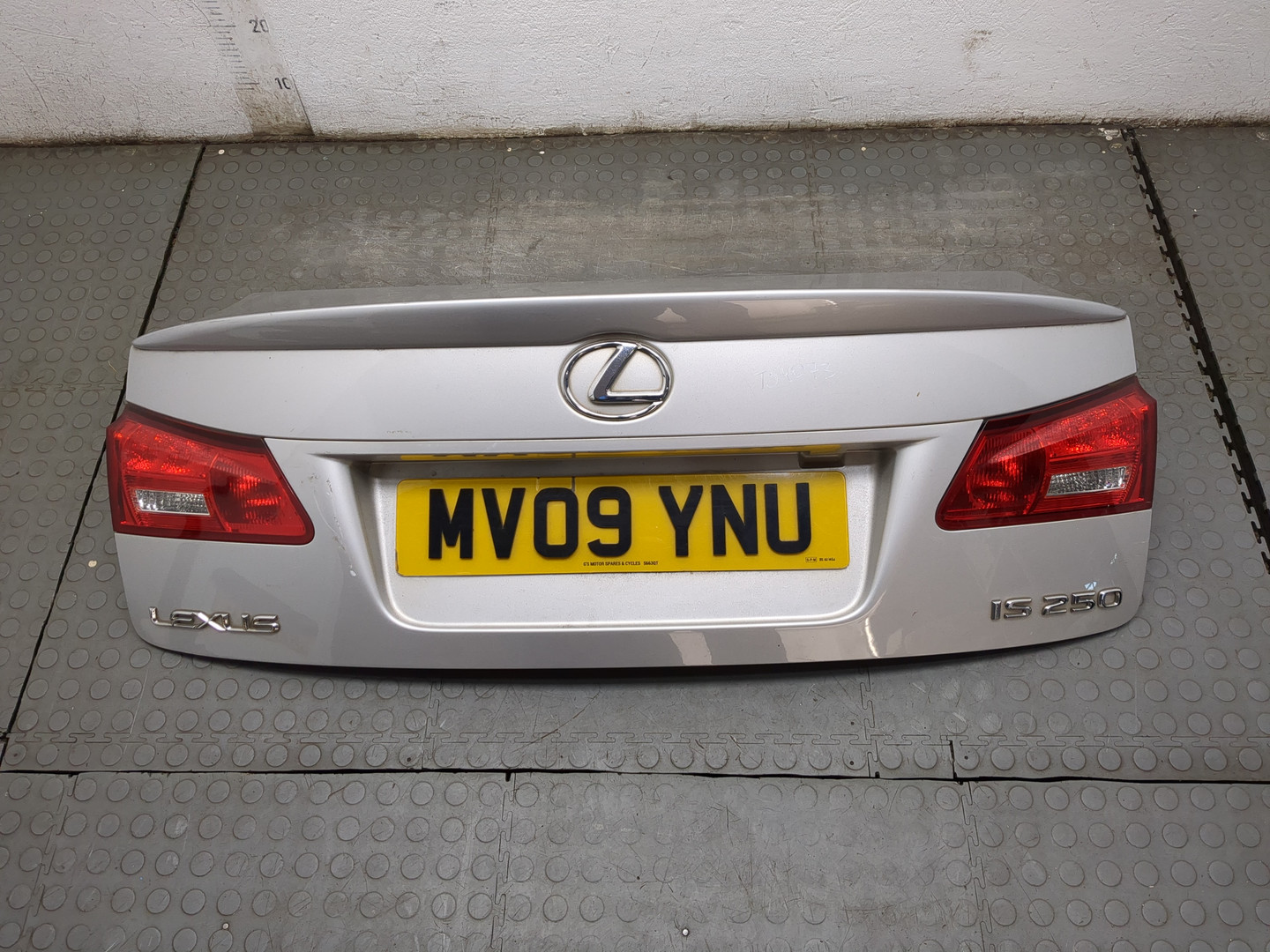 Дверь багажника