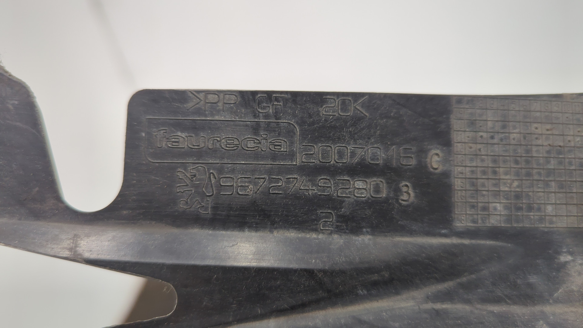 Кожух замка капота