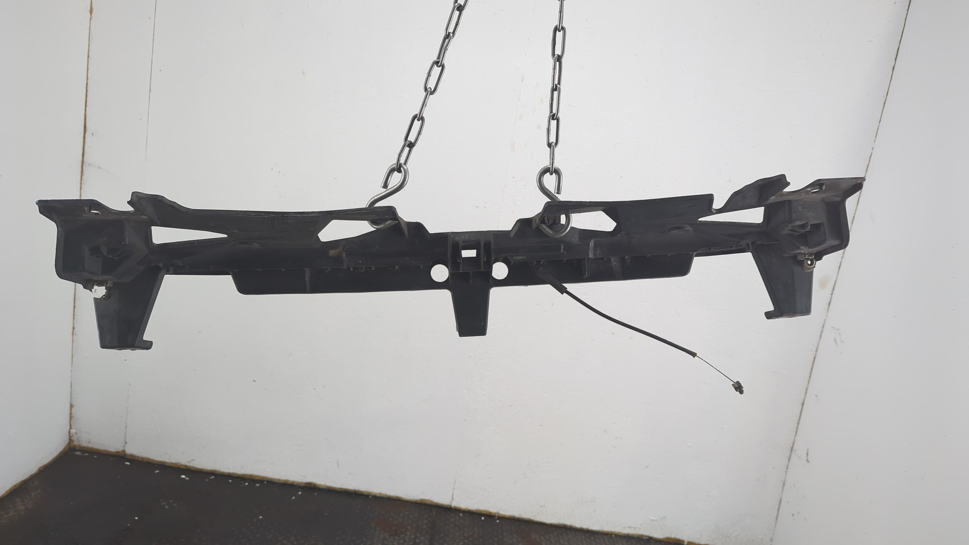 Кожух замка капота