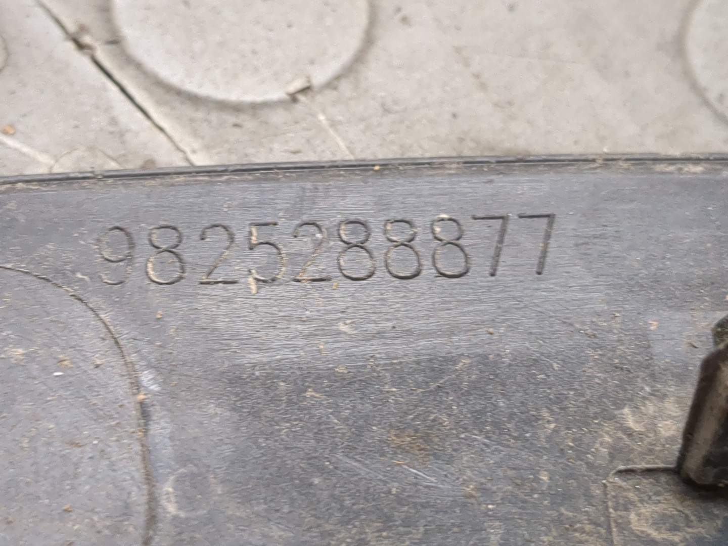 Накладка переднего крыла правого