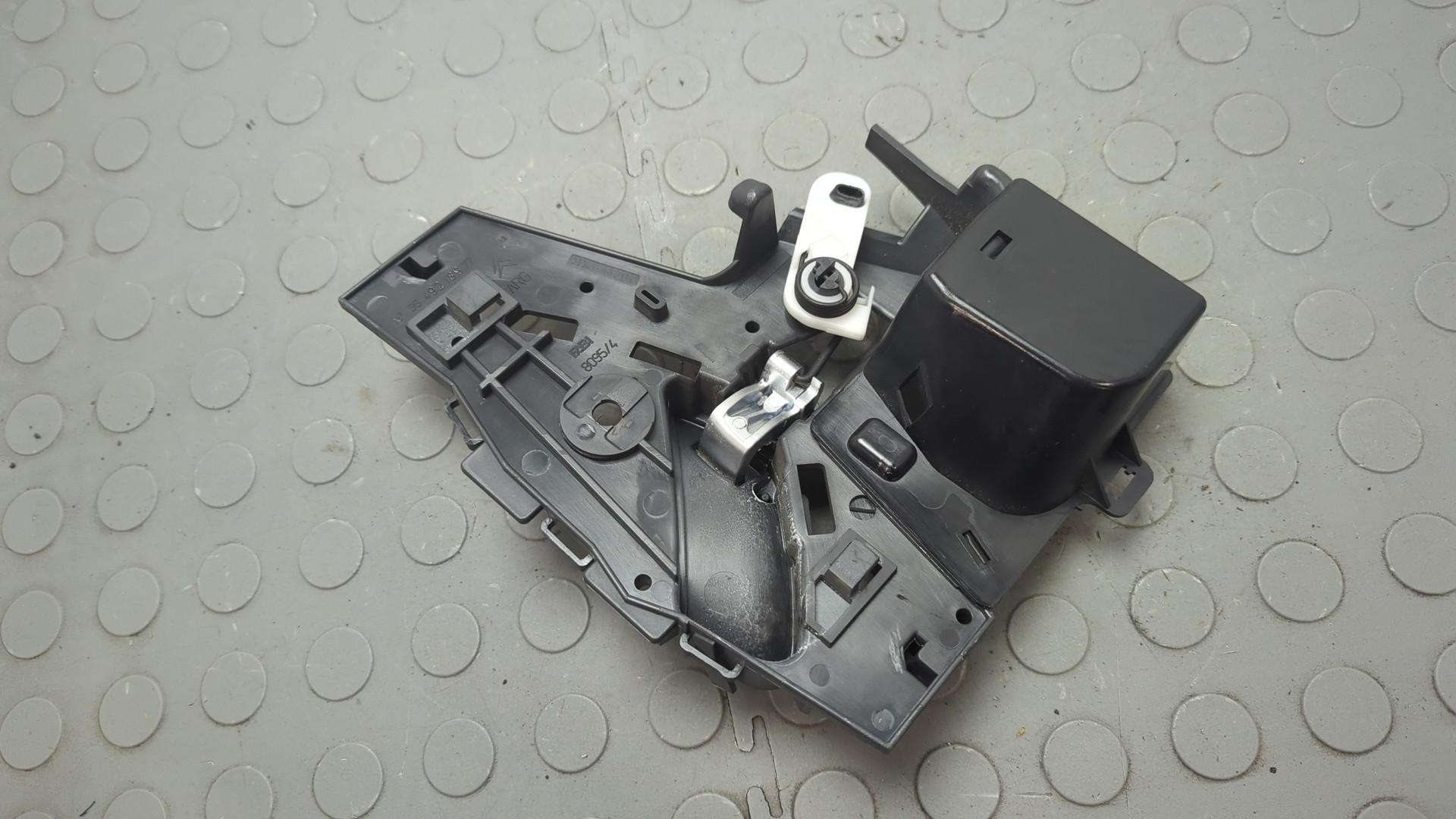 Ручка двери задней внутренняя левая