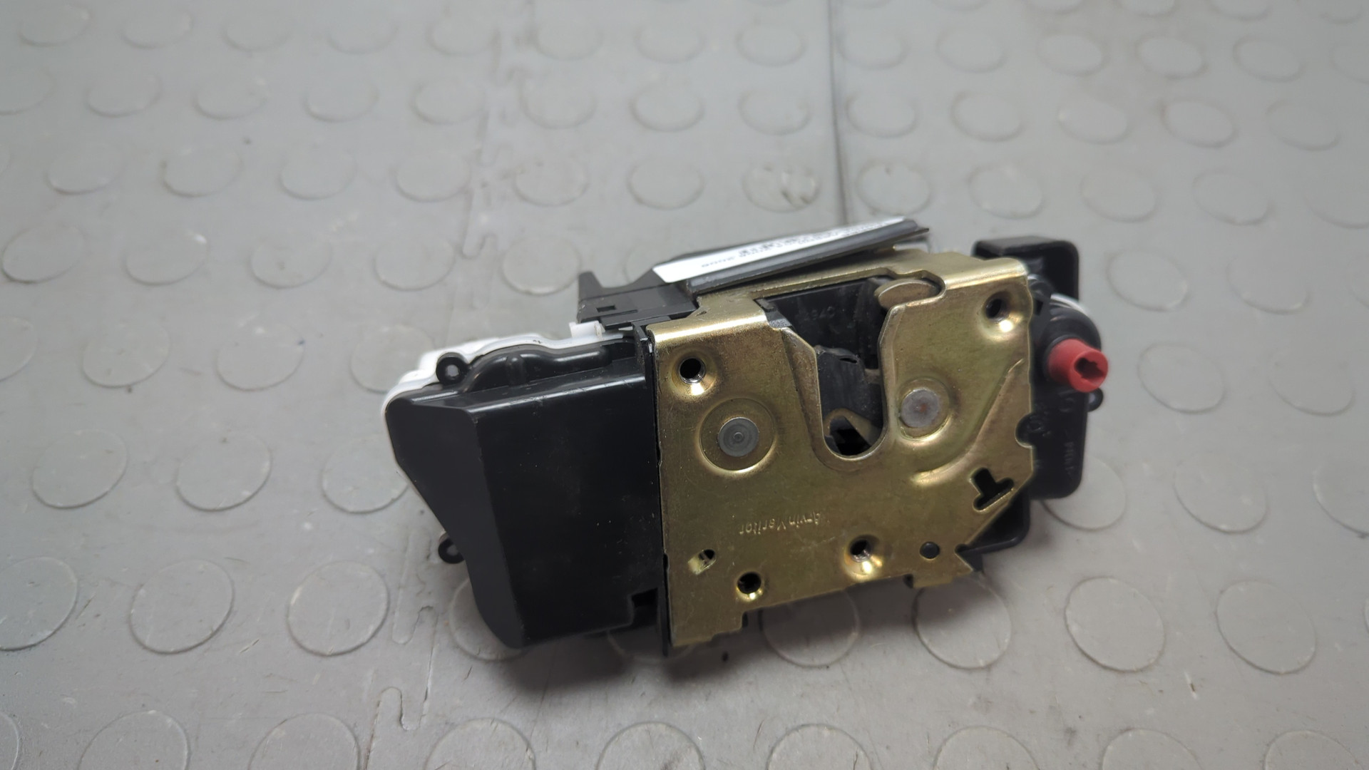 Замок двери задней левой