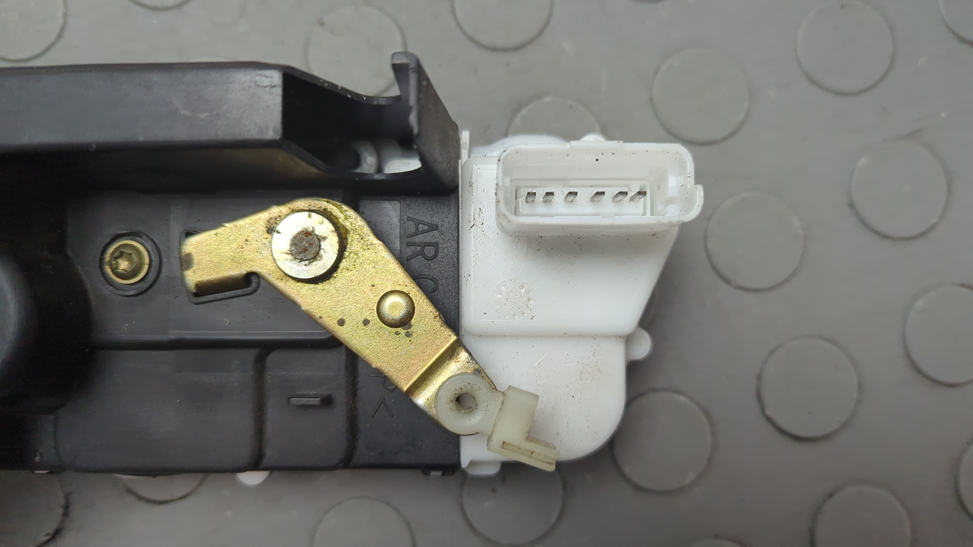 Замок двери задней левой